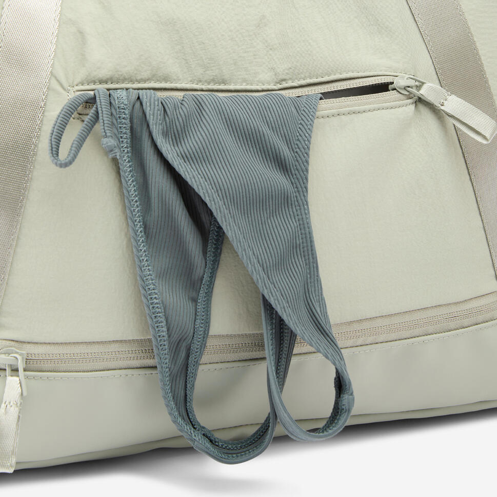 28L Sports Bag with Waterproof Pocket